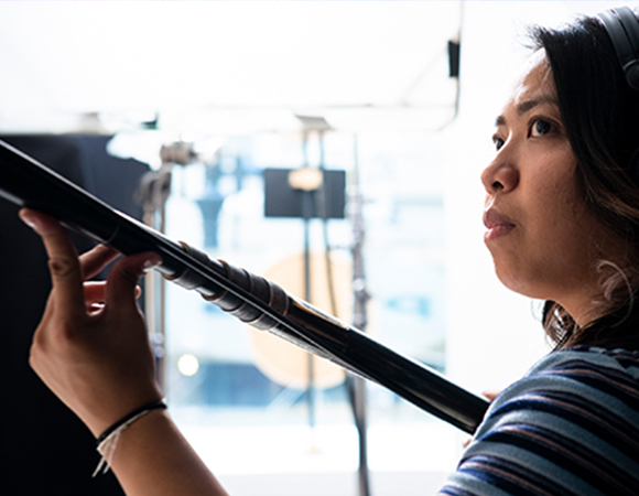 Chi Limpiroj boom operating on set